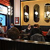 Die Teilnehmenden in einem Café