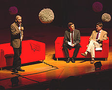 Präsident Prof. Dr. Hebel auf der Bühne bei der Erstsemesterbegrüßung 2013