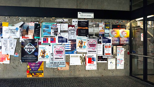 Plakatierfläche mit unterschiedlichen Plakaten, Aushängen und Flyern an der Universität Regensburg.