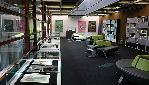 Ausstellungsraum, Vitrinen, Plakate