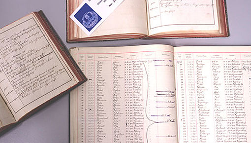 Blick auf drei aufgeschlagene Matrikelbücher; Foto: Referat Kommunikation, M. Weich