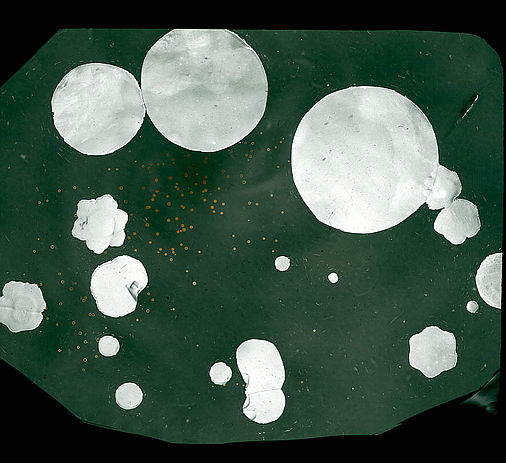 Hagel mit Schneekristallen