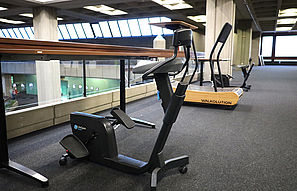 Arbeitsplätze mit Laufband oder Ergometer