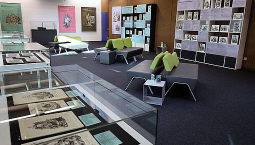 Ausstellunsgraum, Vitrinen, Plakate