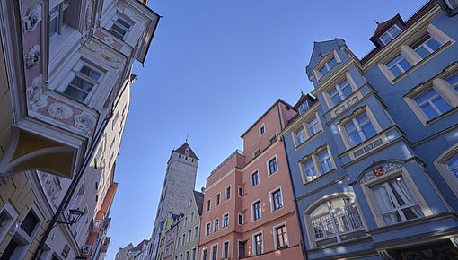Bunte, historische Häuserfassaden in der Regensburger Altstadt. Foto: Markus Meilinger