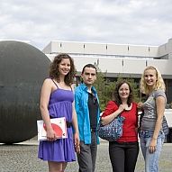 Studierende-vor-kugel-und-bibliothek