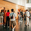 Besucherinnen und Besucher vor dem H24