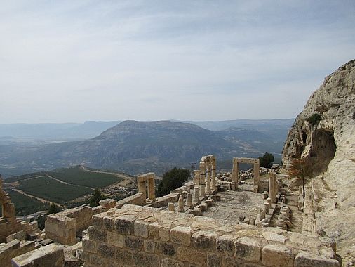 Abbildung 1: Blick auf die Westkirche und den Höhlenkomplex Alahan Manastiri (im modernen Dorf Geçimli) in Isauria.