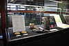 Objekte in Ausstellungsvitrine