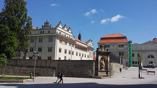 Das Schloss von Litomysl mit dem Denkmal von Thurn und Taxis.