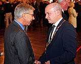 Präsident Prof. Dr. Udo Hebel wird am Neujahrsempfang der Stadt Regensburg von Oberbürgermeister Joachim Wolbergs begrüßt; Foto: Stadt Regensburg, Peter Ferstl