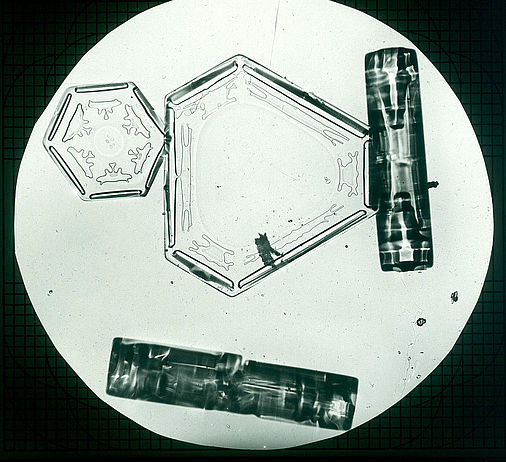 Hexagonaler und dreieckiger Schneekristall