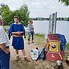 Ein didaktischer Legionär im Gespräch mit Passant*Innen (Foto: L. Baibl/Stadt Regensburg)