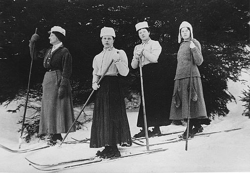Lehrerinnen beim Skifahren