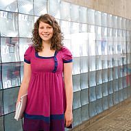 Eine junge Studentin vor der Spiegelwand