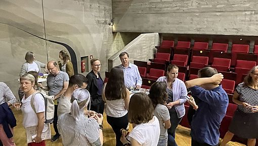 Gruppe von Personen im Gespräch