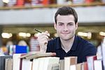 Student mit Bleistift in der Hand