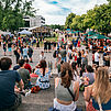 Besucherinnen und Besucher des Sommerfests