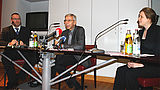 Präsident Prof. Dr. Udo Hebel zu Gast im Regensburger Presseclub. Mit auf dem Podium: Dr. Gerald Schneider, Straubinger Tagblatt, und Louisa Knobloch, Mittelbayerische Zeitung. Foto: Donaupost, Lehner