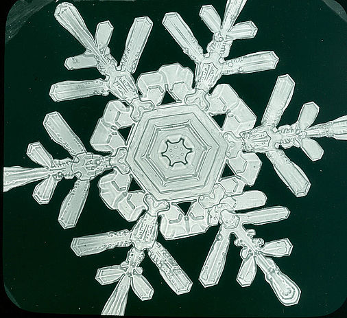 Schneekristall mit sechsstrahliger Symmetrie