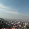 Blick auf Prizren; links die Ruine einer ehemaligen serbisch-orthodoxen Kirche
