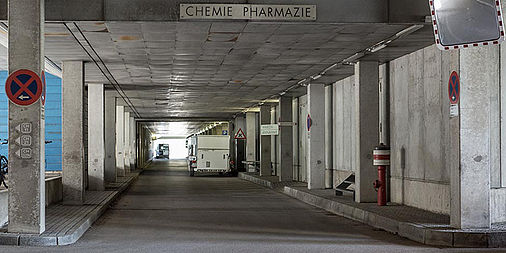 Die Tiefstraße Ost führt zum Gebäudeabschnitt 