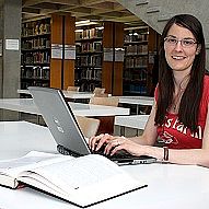 Studentin im Lesesaal