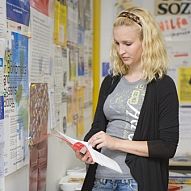 Studentin bei der Lektüre von Informationsmaterial