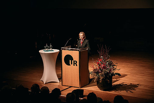 Das Bild zeigt die Universitätsfrauenbeauftragte bei der Laudatio zum Gleichstellungspreis 2022.