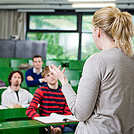 Dozentin und Studierende im Hörsaal