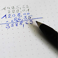 Illustrierende Detailaufnahme einer handschriftlichen Addition