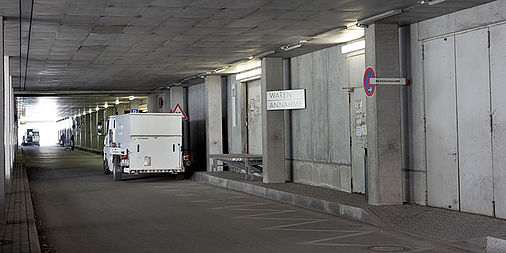 Auf der rechten Straßensseite befindet sich die Warenannahme.