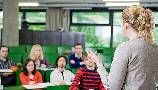Dozentin und Studierende im Hörssal