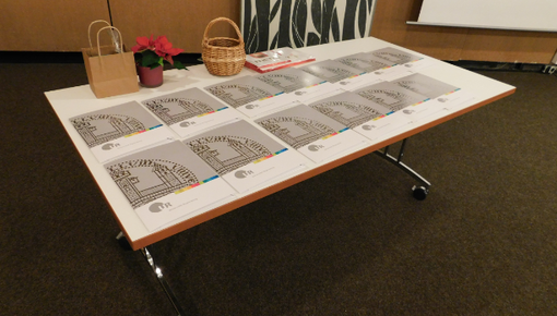 Tisch mit Urkunden für Teilnehmerinnen Mentoring.UR