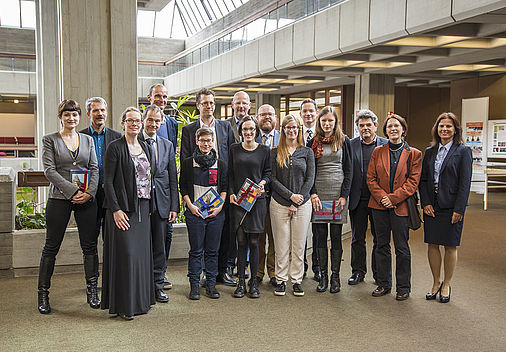 Prof. Dr. Jörg Oberste (hintere Reihe,1.v.l.) mit den Teilnehmerinnen und Teilnehmern des Graduiertenkollegs „Metropolität in der Vormoderne“. Foto: Universität Regensburg, Referat II/2 – Kommunikation, Lena Schabus
