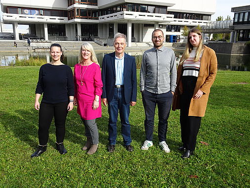 Das Team des Lehrstuhls für Vergleichende Politikwissenschaft (Schwerpunkt Westeuropa): Verena Ibscher M.A., Helga Suppmann, Prof. Dr. Martin Sebaldt, Dr. Simon Bein, Kristina Görlach (v.l.n.r)
