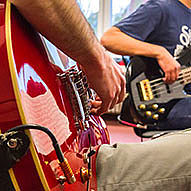 Gitarristen des Uni Jazz Orchesters in einer Nahaufnahme