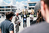 Personengruppe bei einer Campus-Führung an der Universität Regensburg.