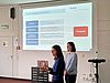v.l. Karin Hackl und Dr. med. Antonia Kirchhoff beim Gastvortrag an der UR