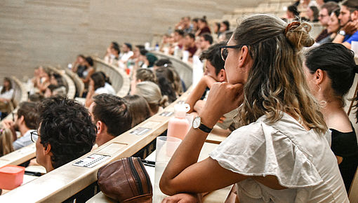 Junge Menschen sitzen in einem Hörsaal