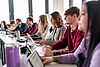 Personen vor Laptops an Tisch