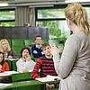 Dozentin-und-studierende-im-hoersaal