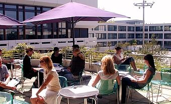 Menschen sitzend auf der Leseterrasse
