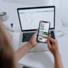 Laptop und Smartphone