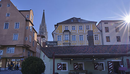 Die historische Wurstkuchl und andere mittelalterliche Gebäude in der Regensburger Altstadt. Foto: Markus Meilinger