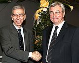 Präsident Prof. Dr. Hebel bei der Verabschiedung von Prof. Dr. Günter Riegger, dem Ärztlichen Direktor des Regensburger Universitätsklinikum
