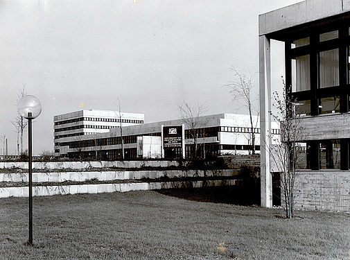 Blick auf das fertiggestellte Gebäude für Recht und Wirtschaft aus Richtung des neuerbauten Universitätsbauamtes