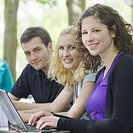 Dreiergruppe vor Laptop