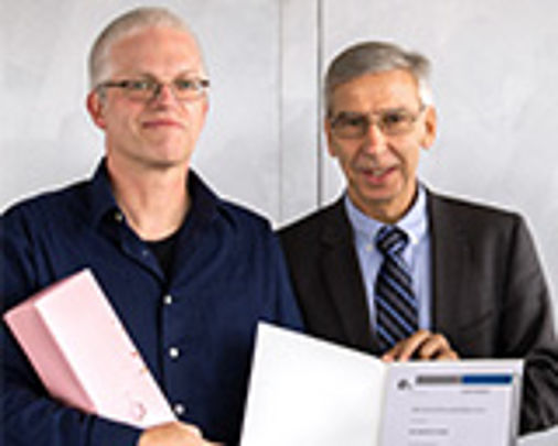 Präsident Prof. Dr. Hebel bei der Verleihung des Gleichstellungspreises an das Projekt MINT-Girls Regensburg