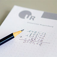 Illustrierende Detailaufnahme einer handschriftlichen Addition